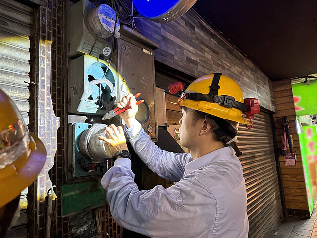 針對違規業者,新北市府公安小組執行斷水電處分。圖/新北城鄉局